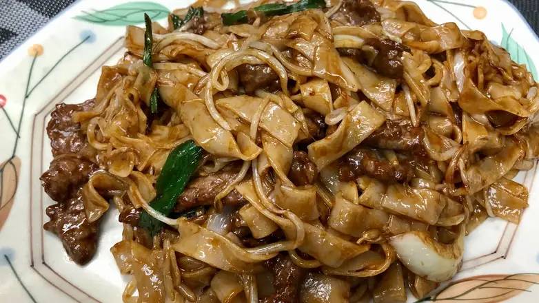 415. Stir Fried Rice Noodles with Beef 乾炒牛河